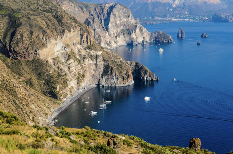 faraglioni lipari in barca a vela
